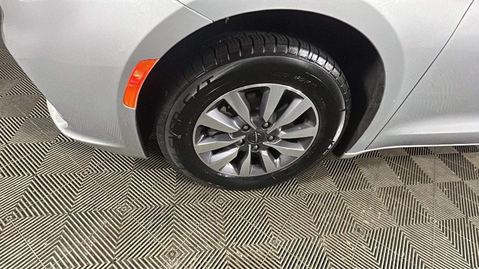 Used 2024 Chrysler Pacifica Limited FWD image 10