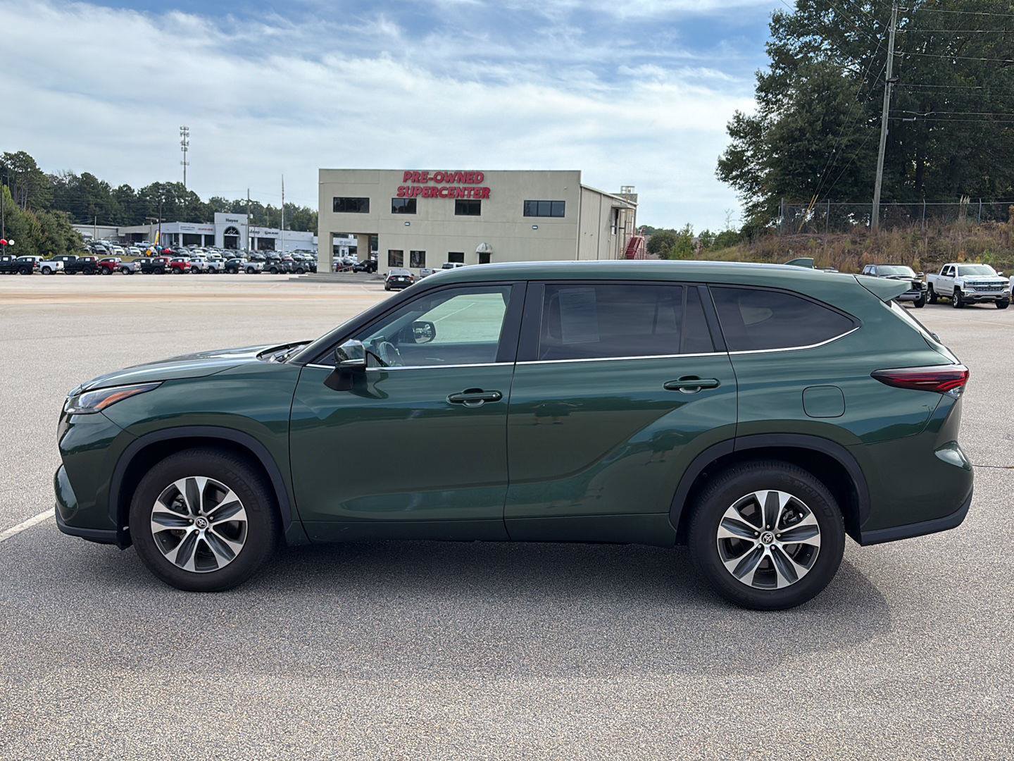 Used 2024 Toyota Highlander XLE FWD image 5