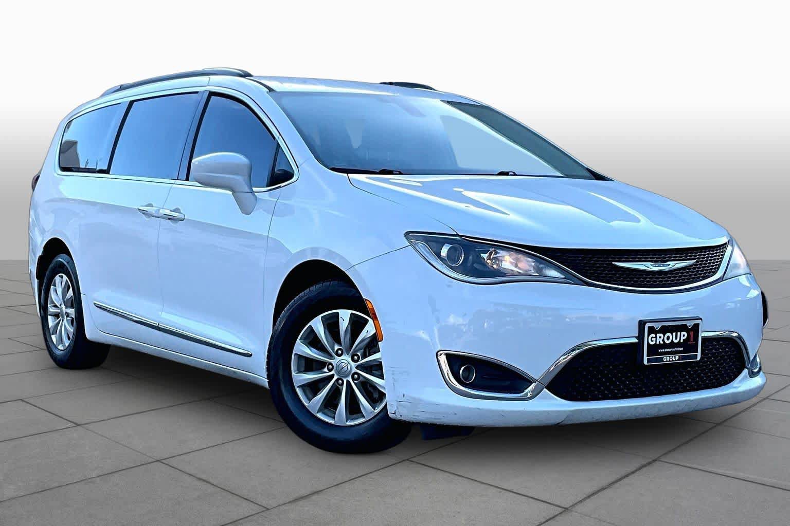 Used 2017 Chrysler Pacifica Touring-L FWD image 3