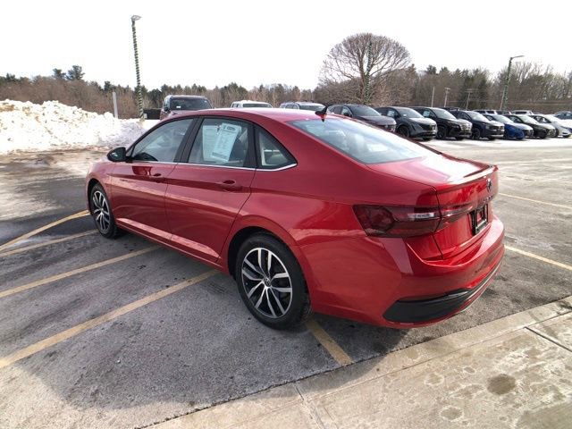 Used 2025 Volkswagen Jetta SE image 3