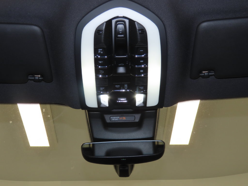 Certified 2026 Porsche Macan AWD/4WD image 31