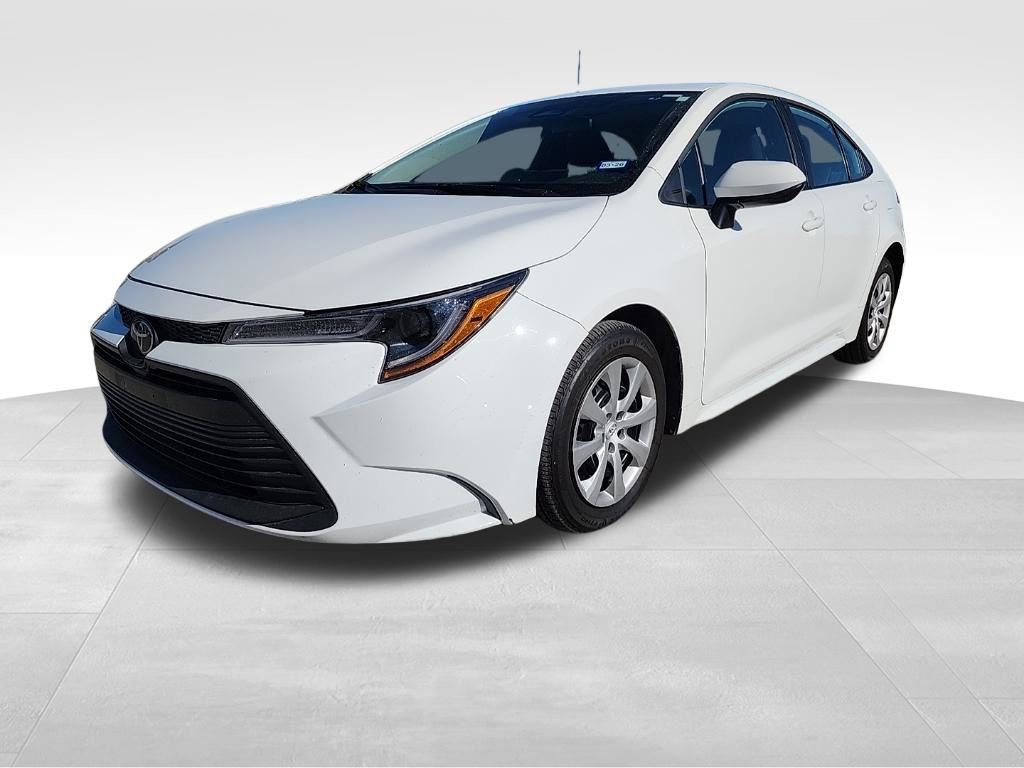 Used 2025 Toyota Corolla LE image 3