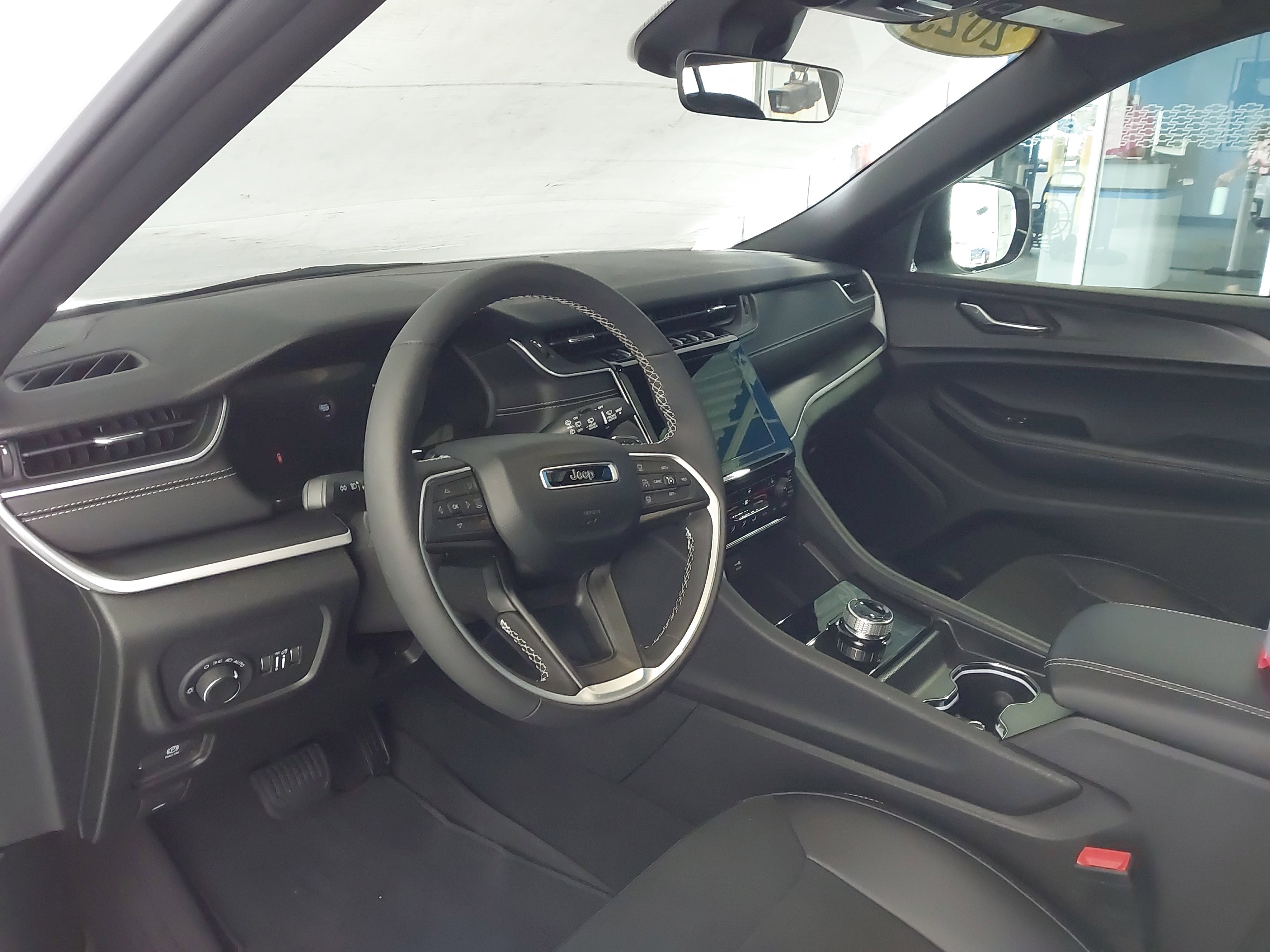 Used 2025 Jeep Grand Cherokee L Laredo image 2