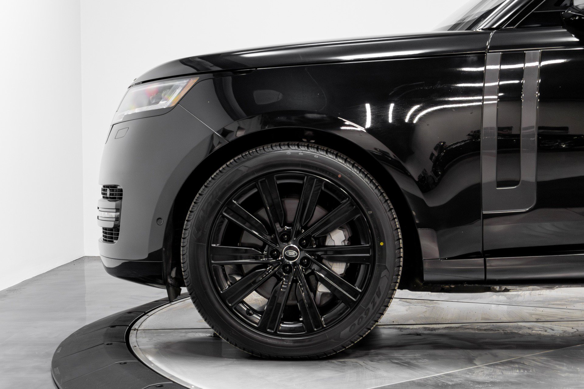 Used 2023 Land Rover Range Rover Long Wheelbase SE image 39