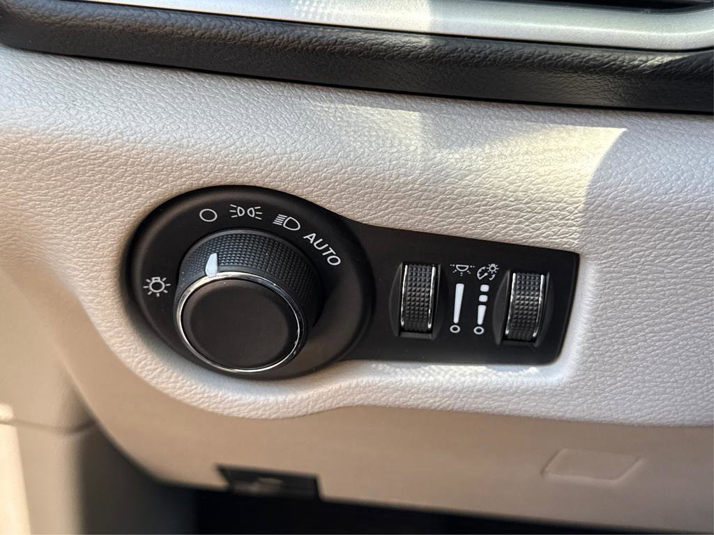 Used 2020 Chrysler Voyager Lxi FWD image 28