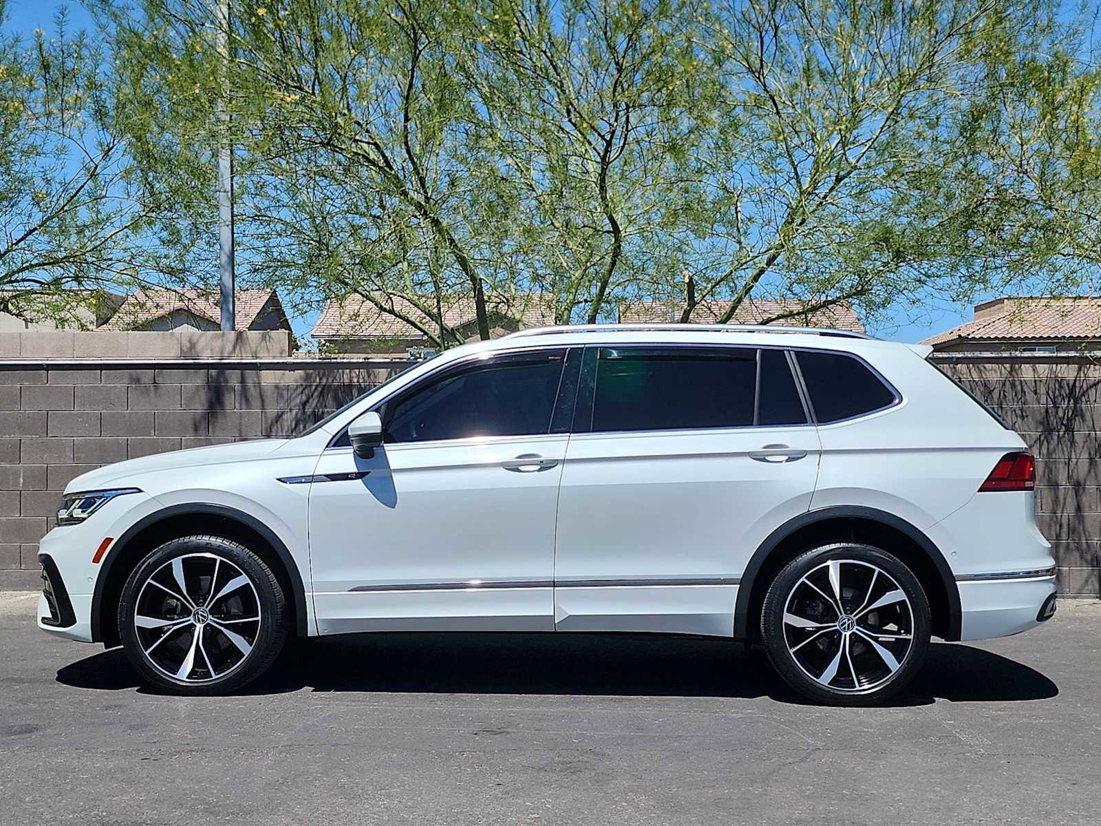 Used 2022 Volkswagen Tiguan SEL R-Line AWD/4WD image 5