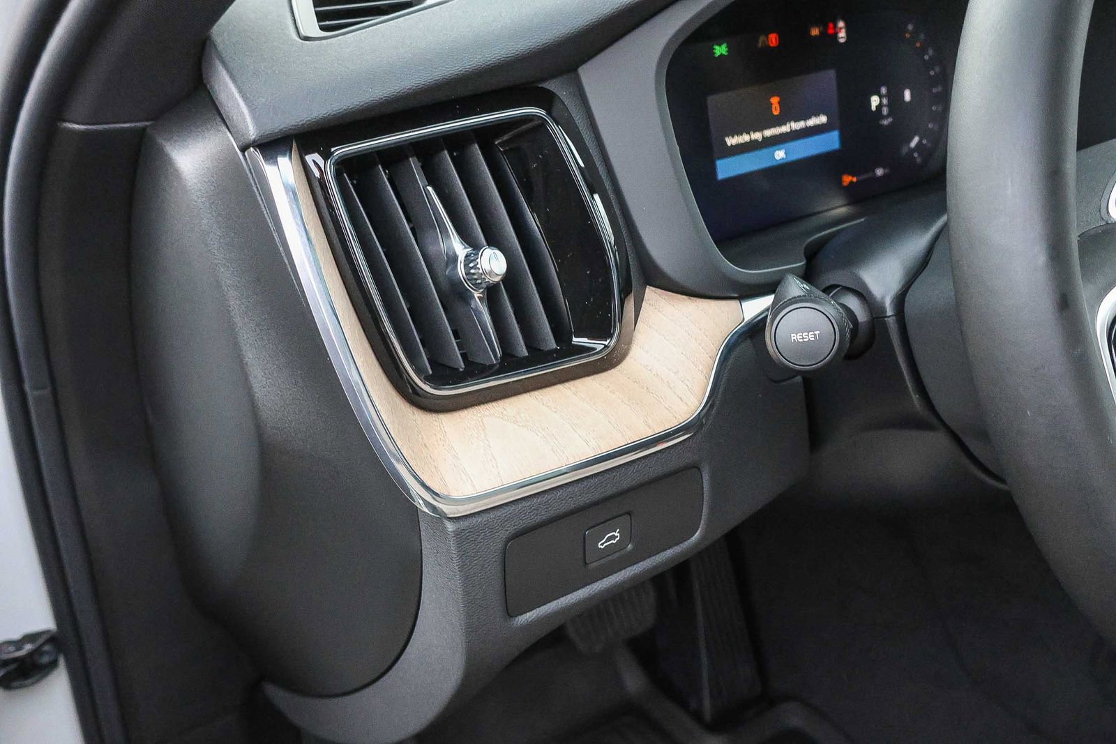 New 2026 Volvo XC60 B5 Plus w/ Climate Package PRO image 34