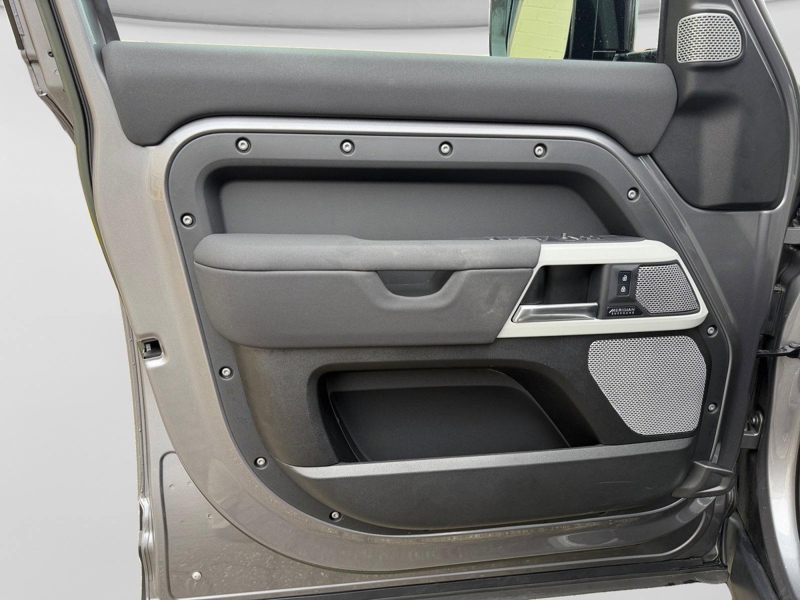 Used 2023 Land Rover Defender 130 SE image 12