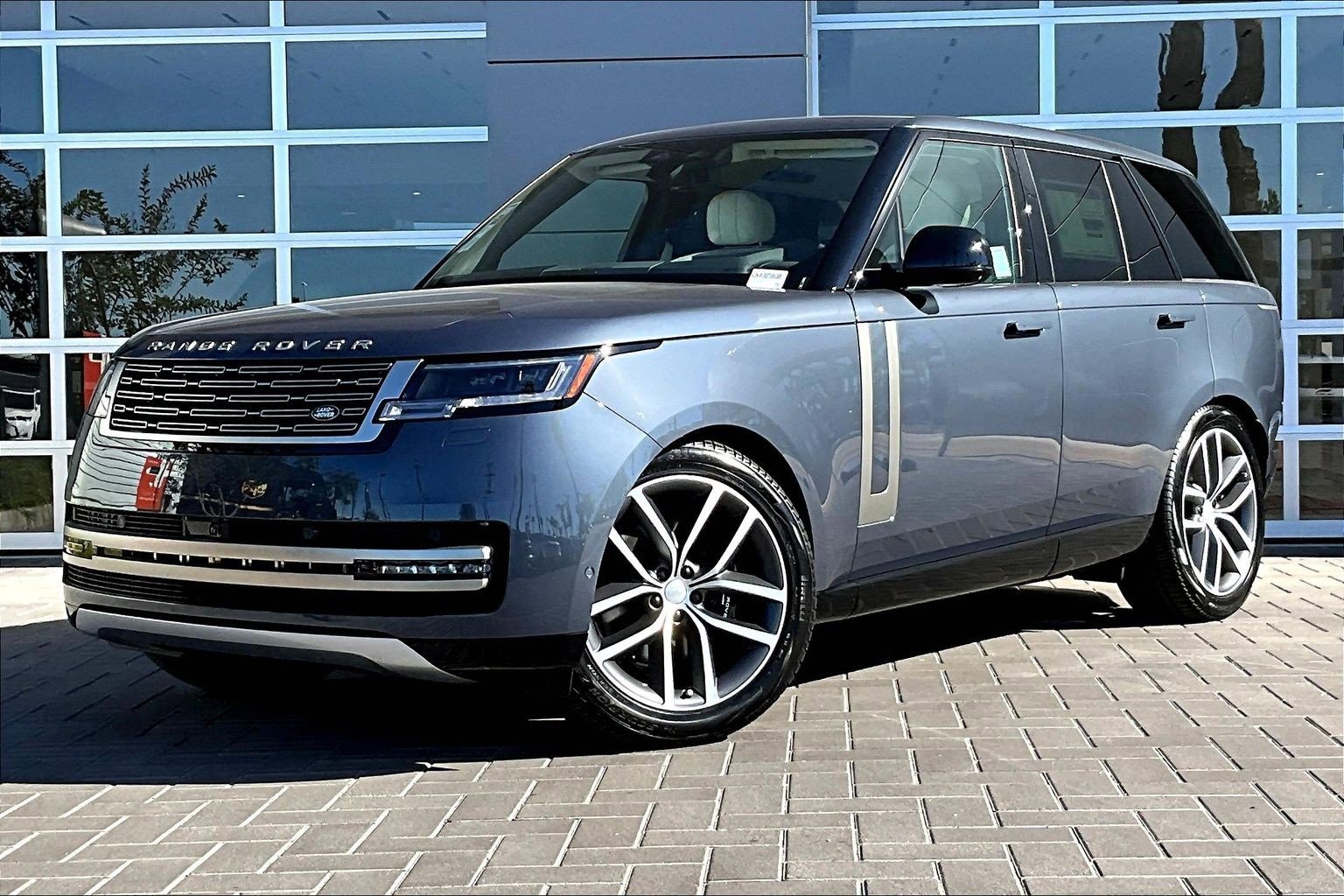 New 2025 Land Rover Range Rover SE