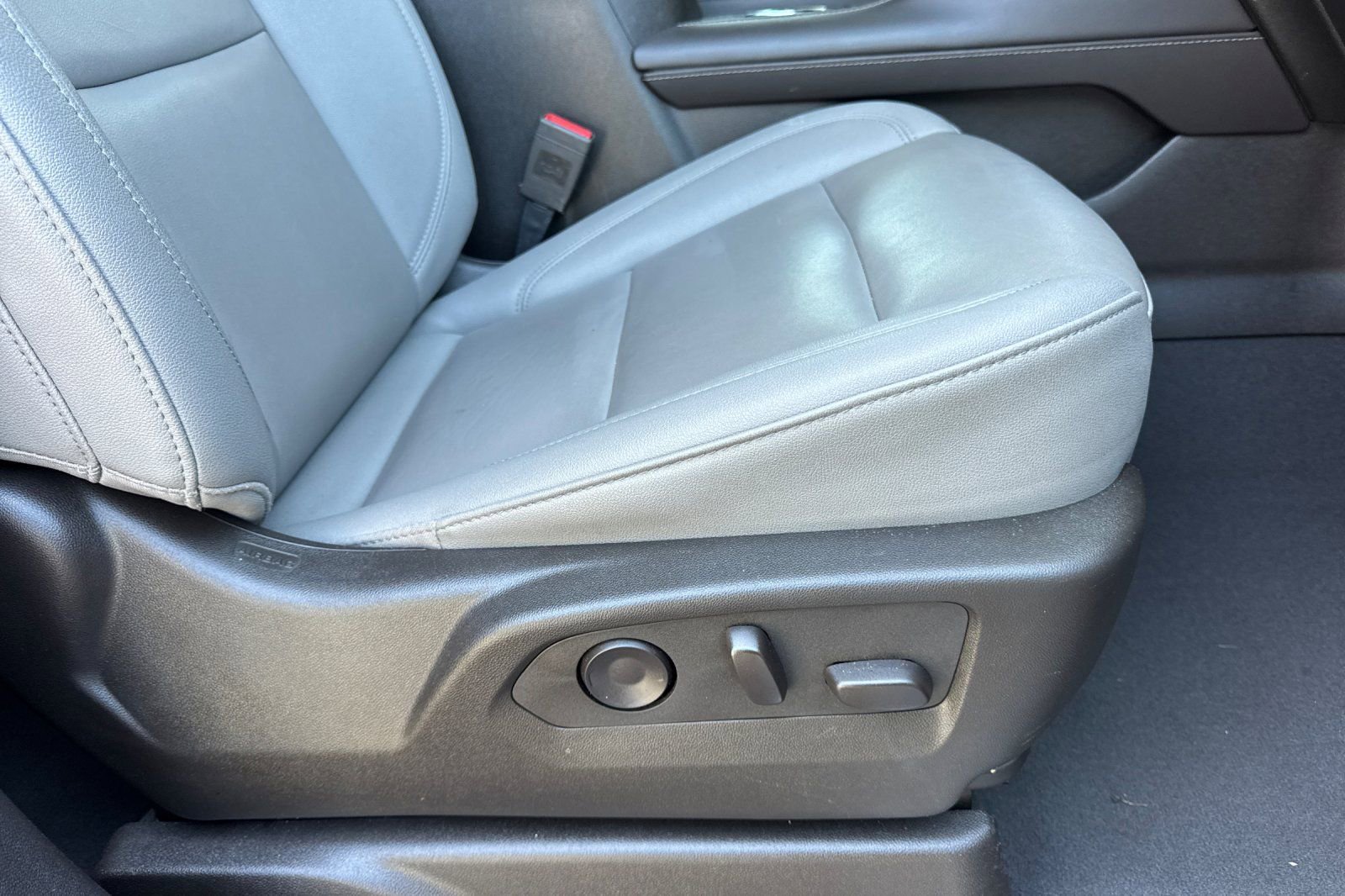 Used 2024 Chevrolet Suburban LT image 25