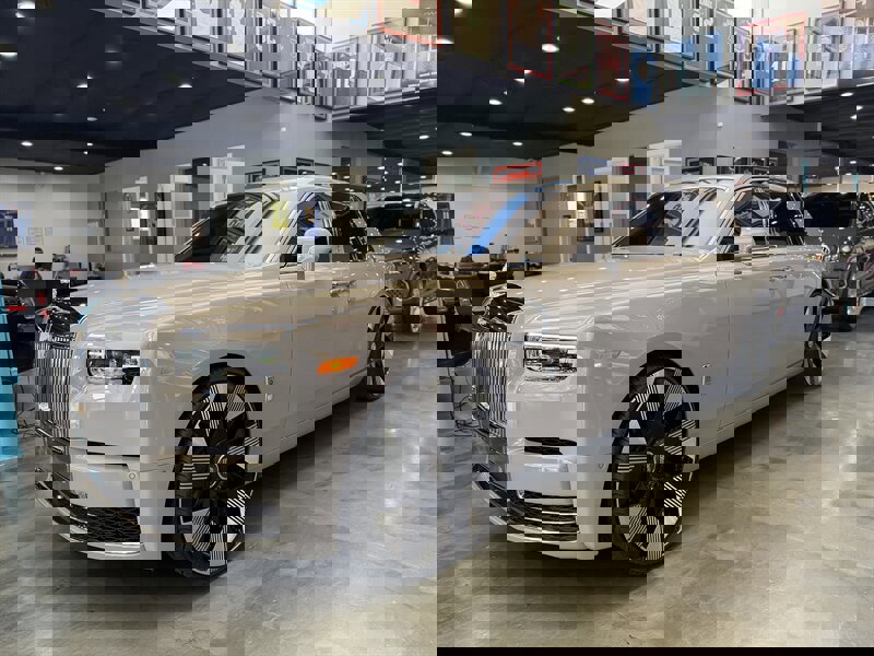 Used 2024 Rolls-Royce Phantom Sedan RWD image 2