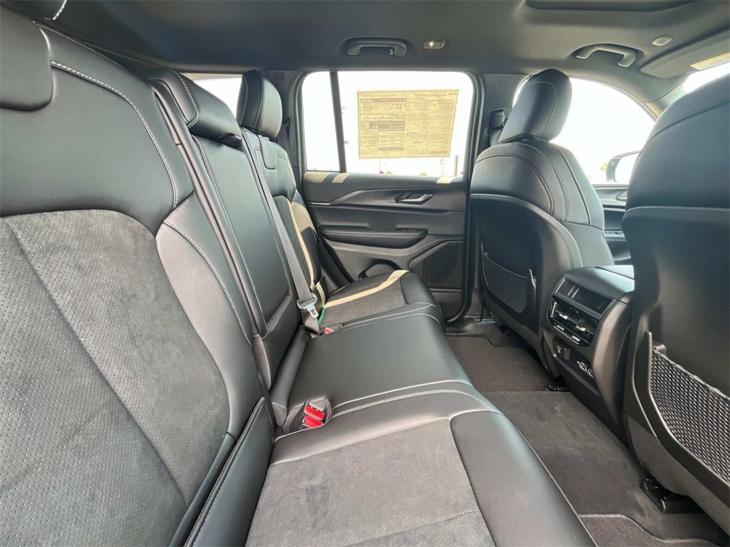 New 2025 Jeep Grand Cherokee Altitude image 16