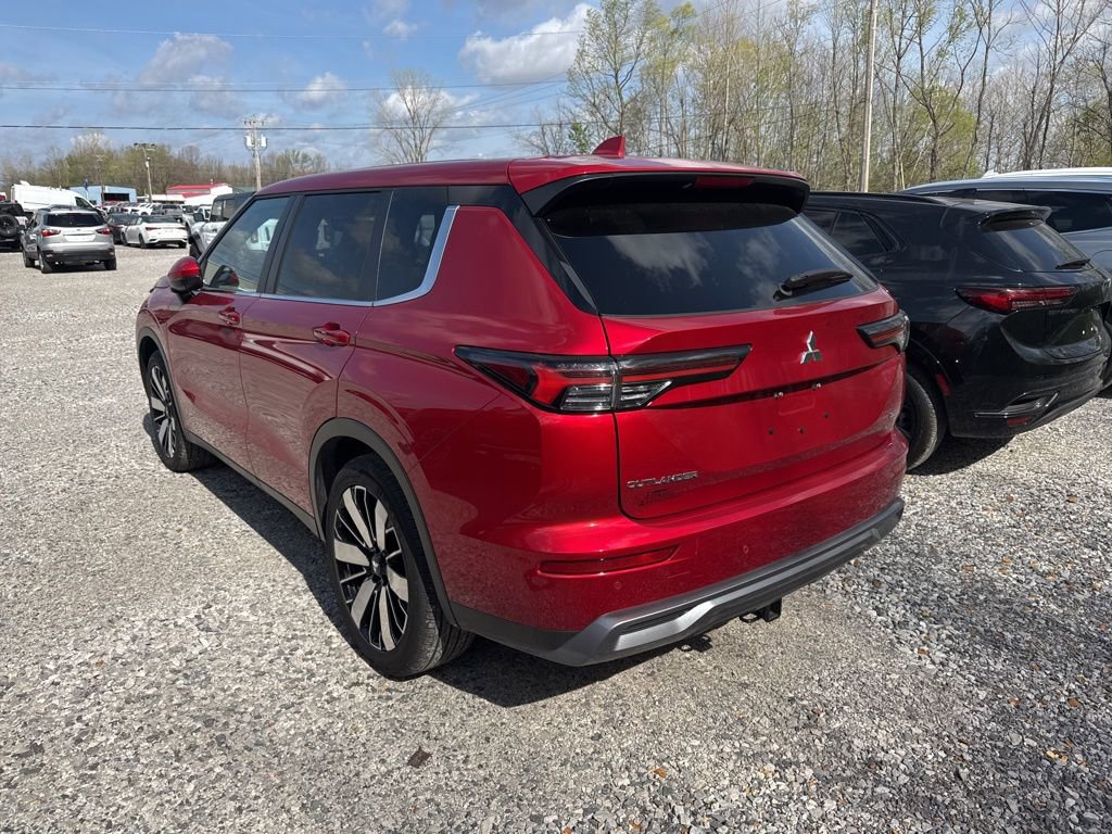 Used 2025 Mitsubishi Outlander SE image 4