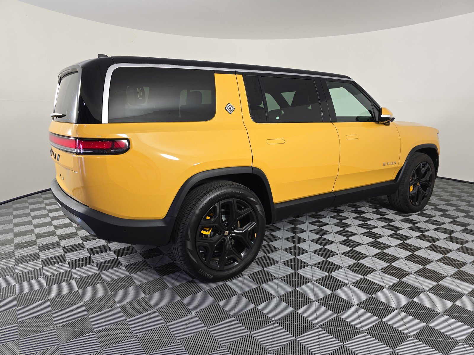 Used 2023 Rivian R1S Adventure image 5