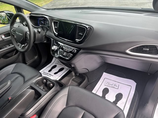 Used 2026 Chrysler Pacifica Select FWD image 17