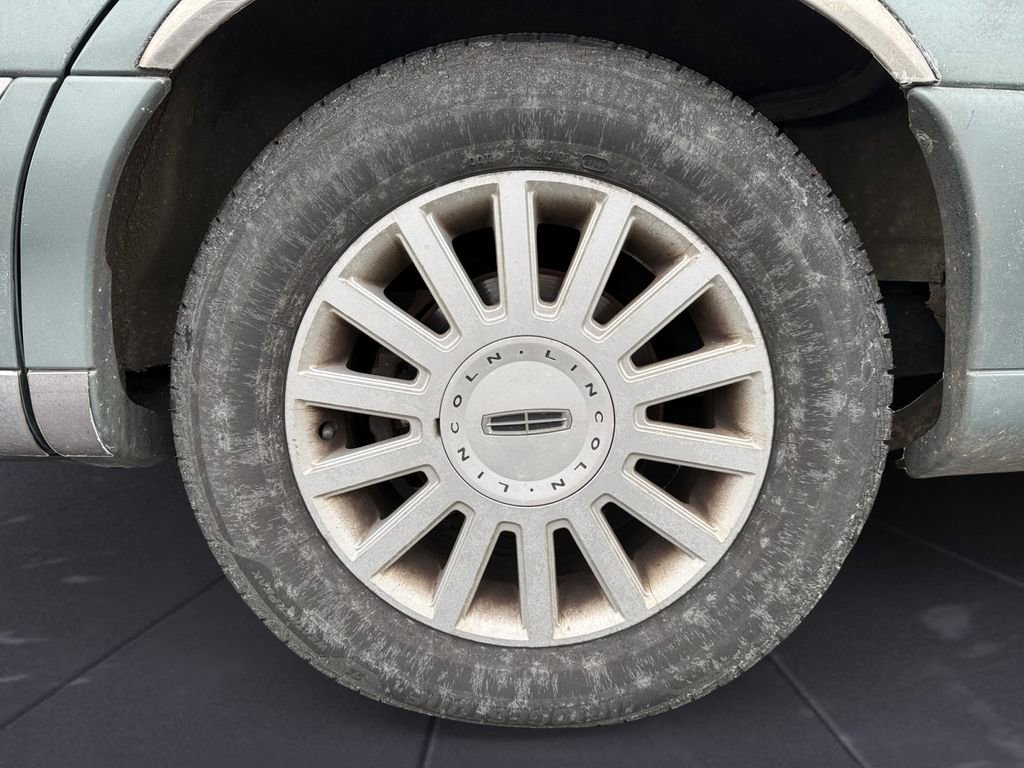 Used 2005 Lincoln Town Car Signature image 13