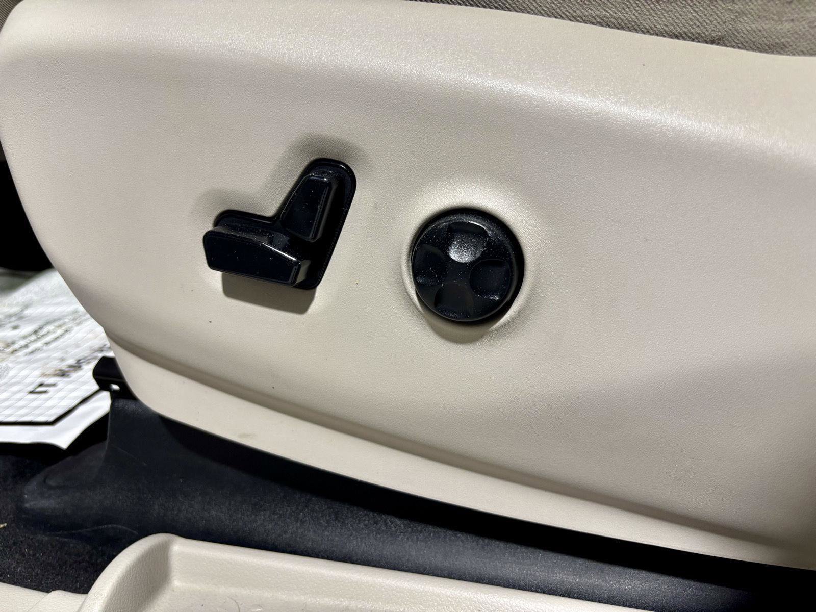 Used 2017 Chrysler Pacifica Limited w/ UConnect Theater Package image 21