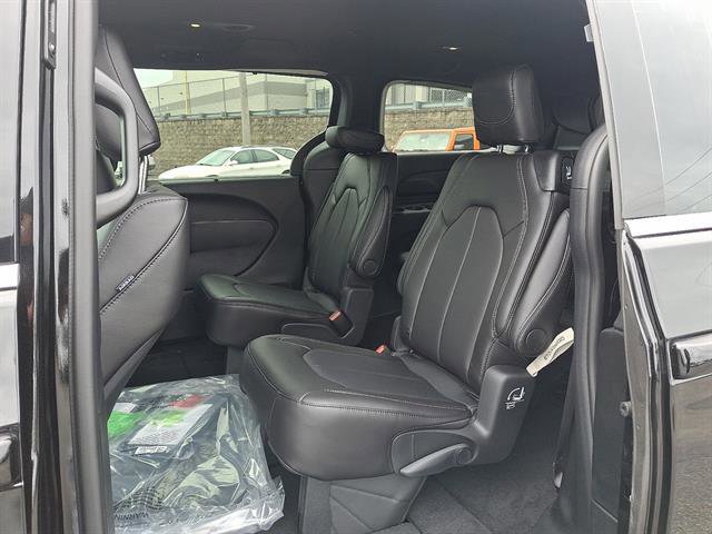 New 2026 Chrysler Pacifica Select image 7