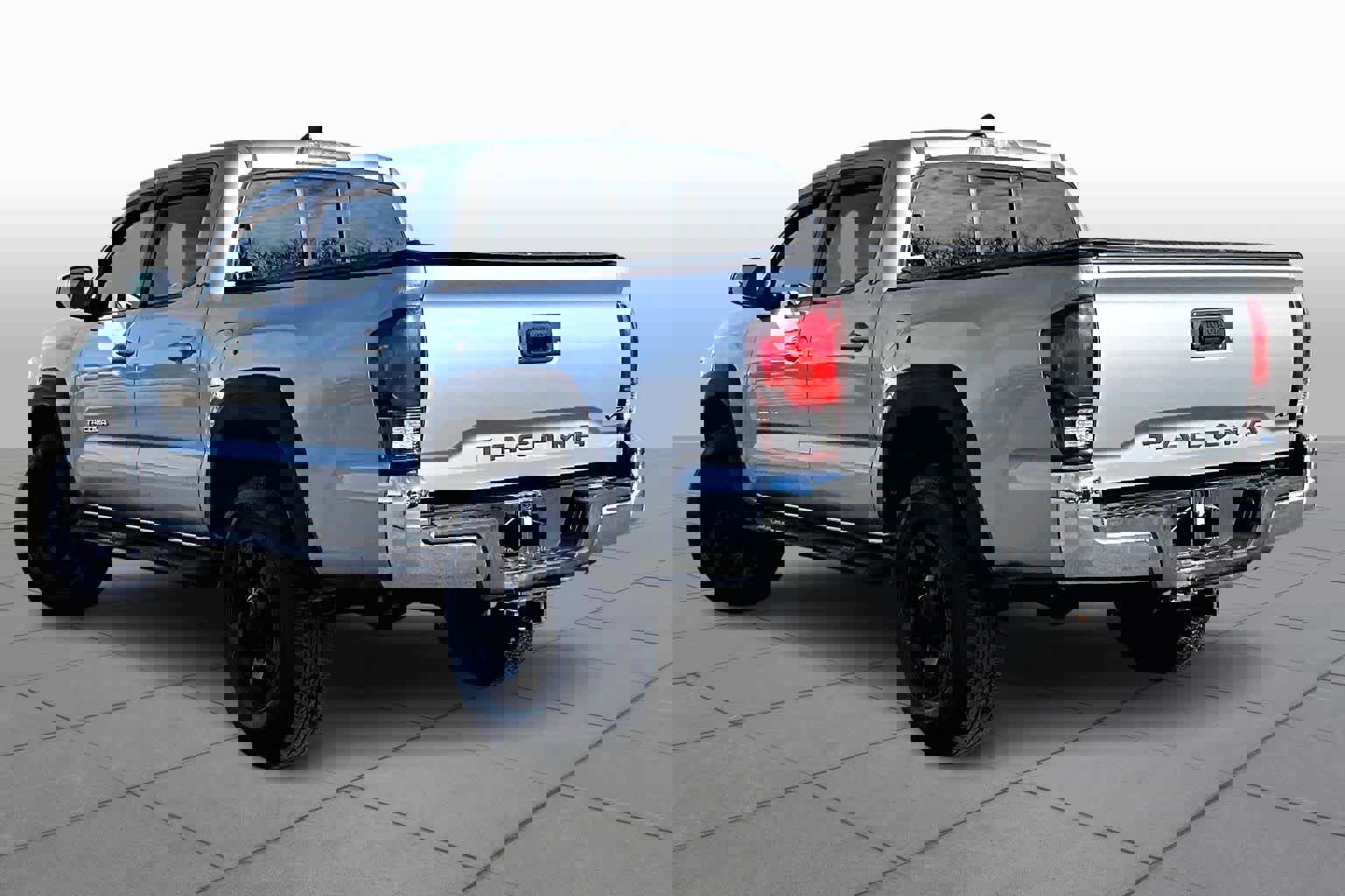 Used 2018 Toyota Tacoma SR5 w/ SR5 Appearance Package (SM) image 12