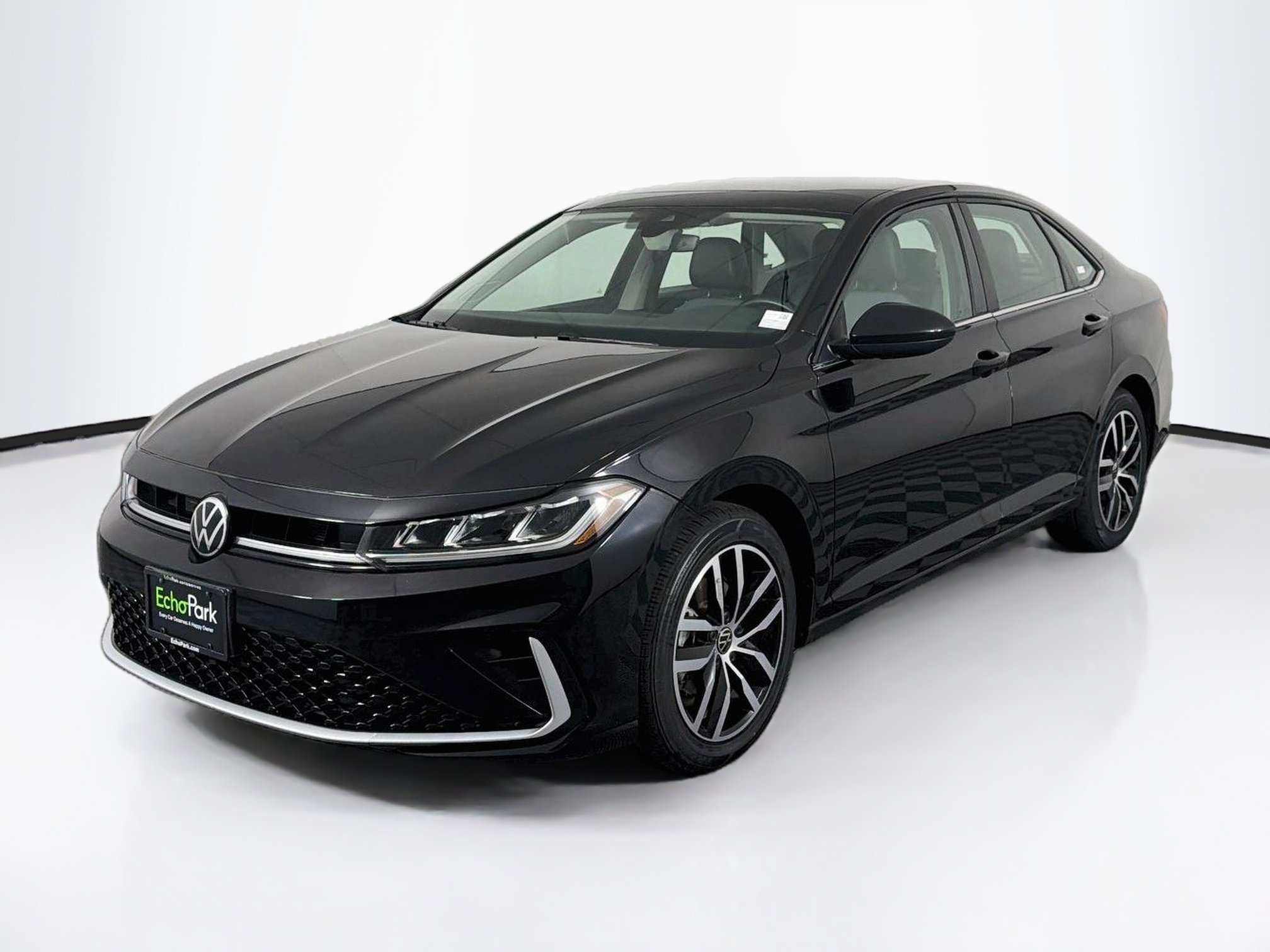 Used 2025 Volkswagen Jetta SE FWD image 3
