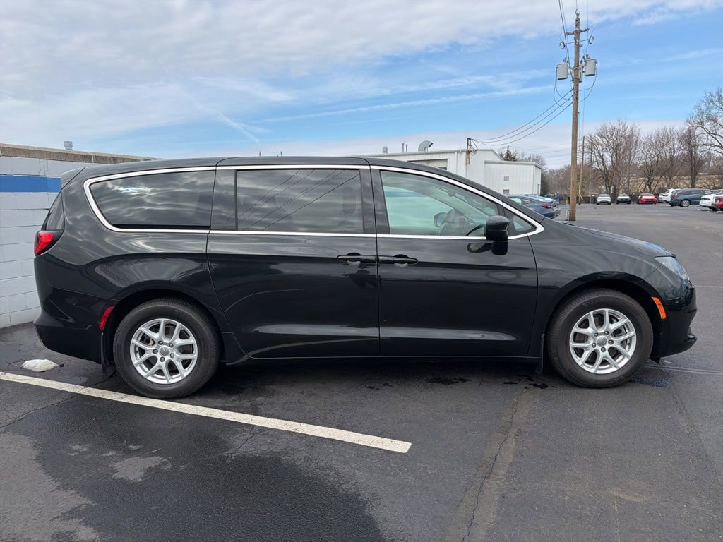 Used 2017 Chrysler Pacifica Touring image 6