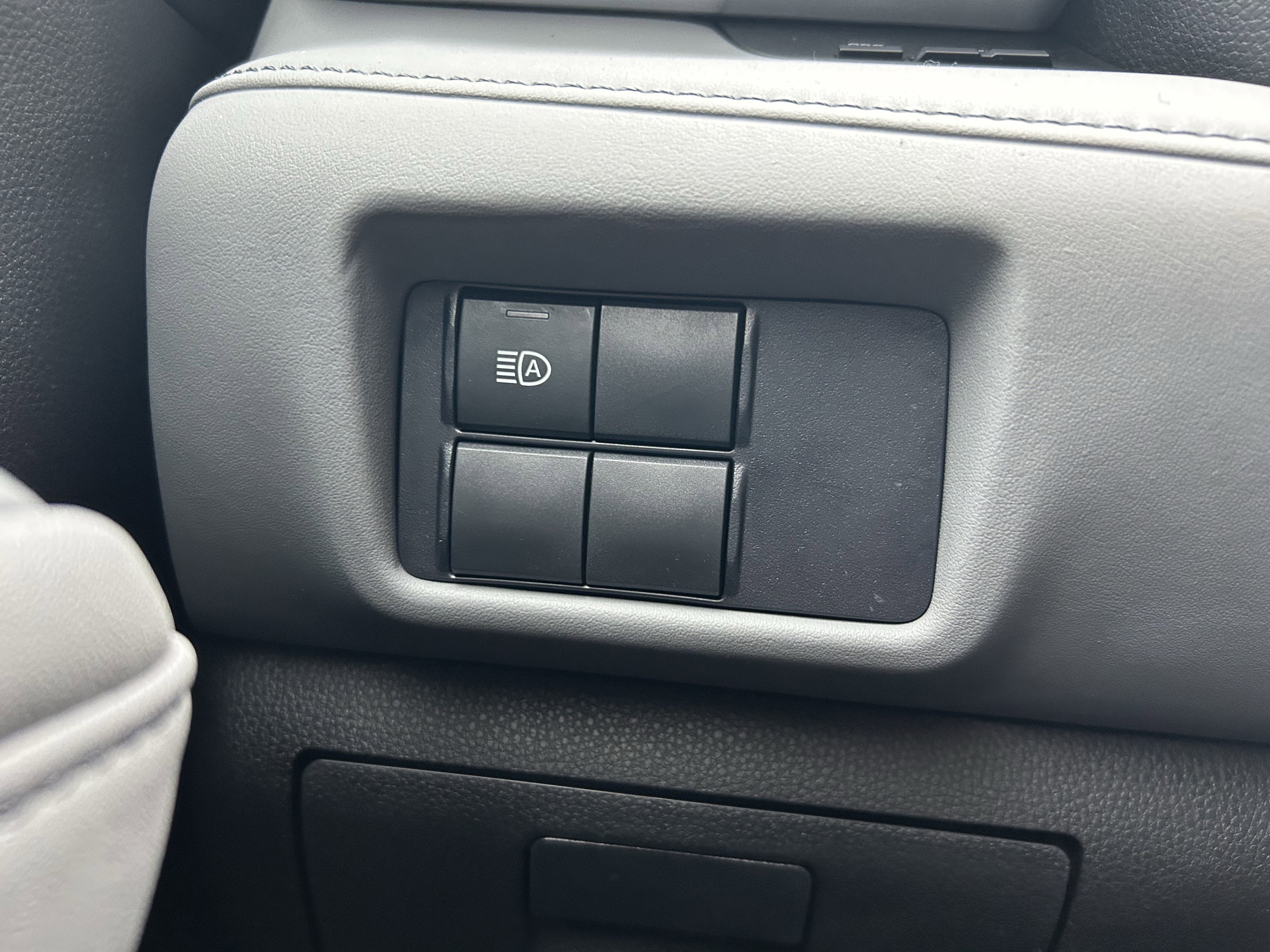 Used 2021 Toyota Highlander L image 19