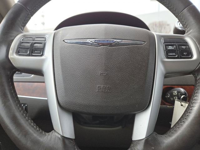 Used 2015 Chrysler Town & Country Touring FWD image 29