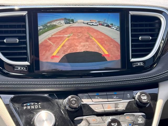 Used 2023 Chrysler Pacifica Limited FWD image 19