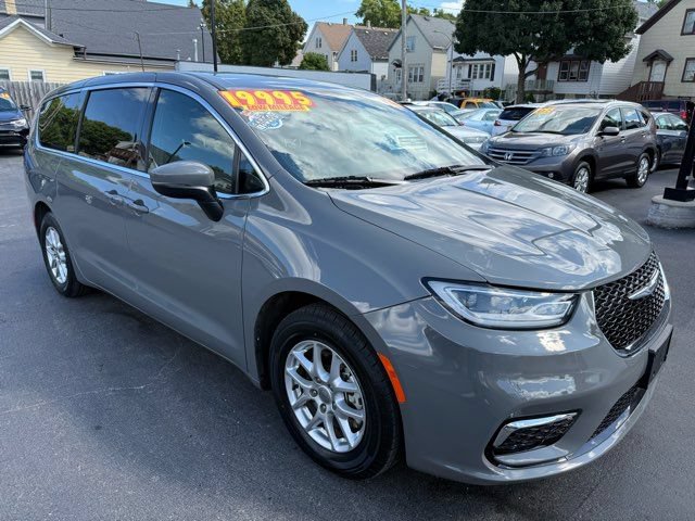 Used 2023 Chrysler Pacifica Touring FWD image 1
