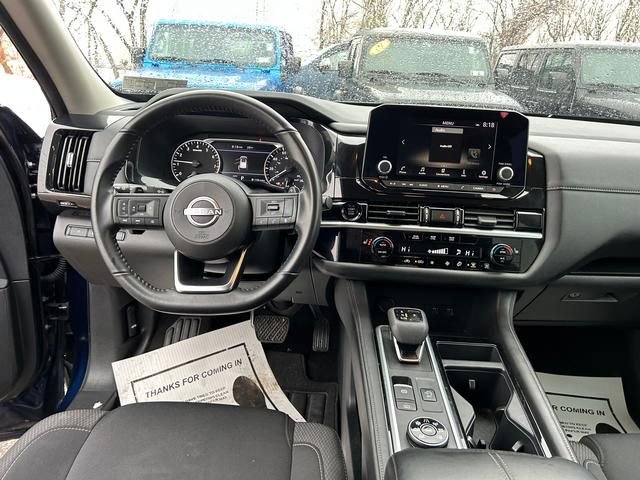Used 2025 Nissan Pathfinder SV AWD/4WD image 16