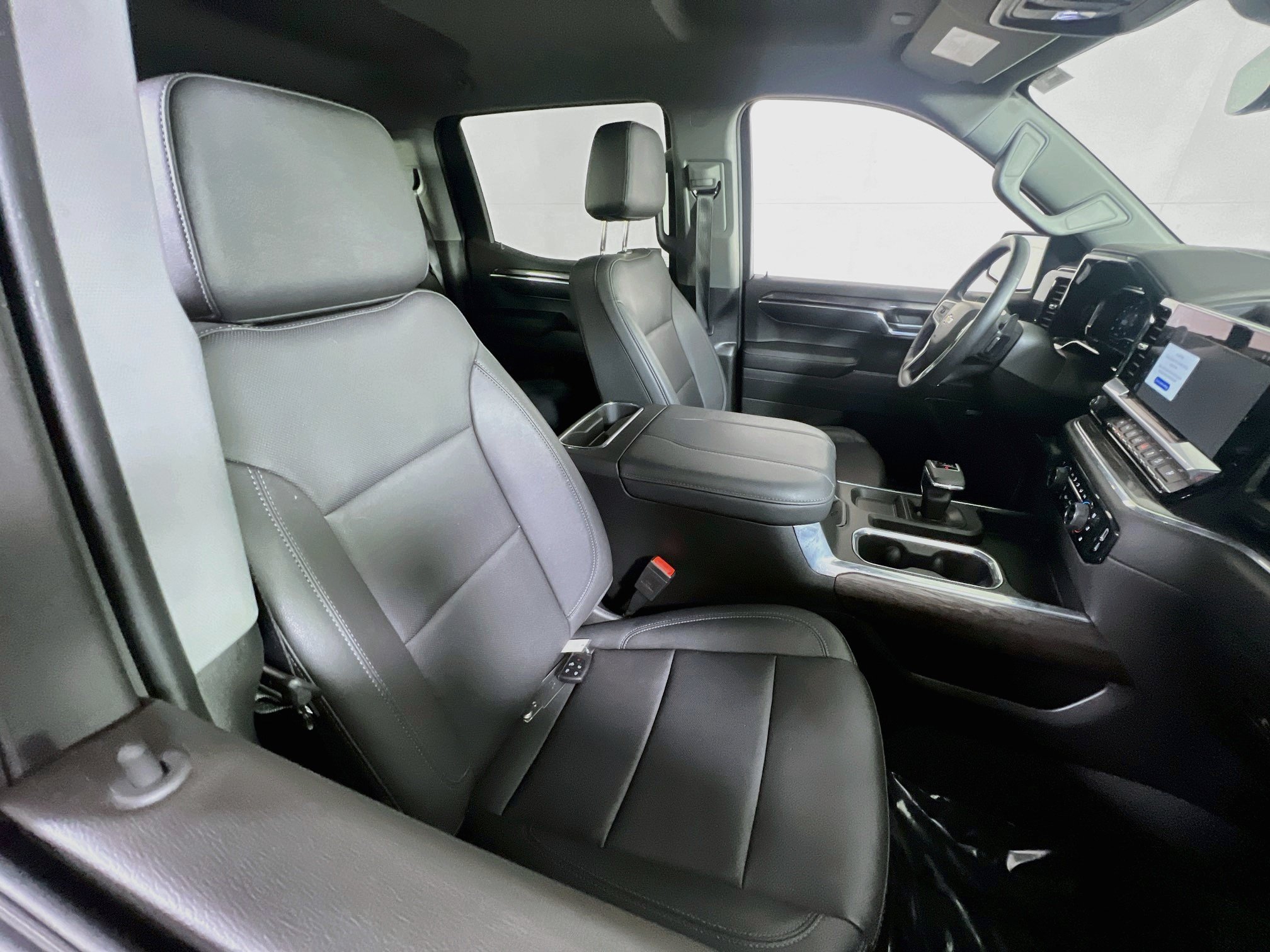 Used 2024 Chevrolet Silverado 1500 LTZ AWD/4WD image 27