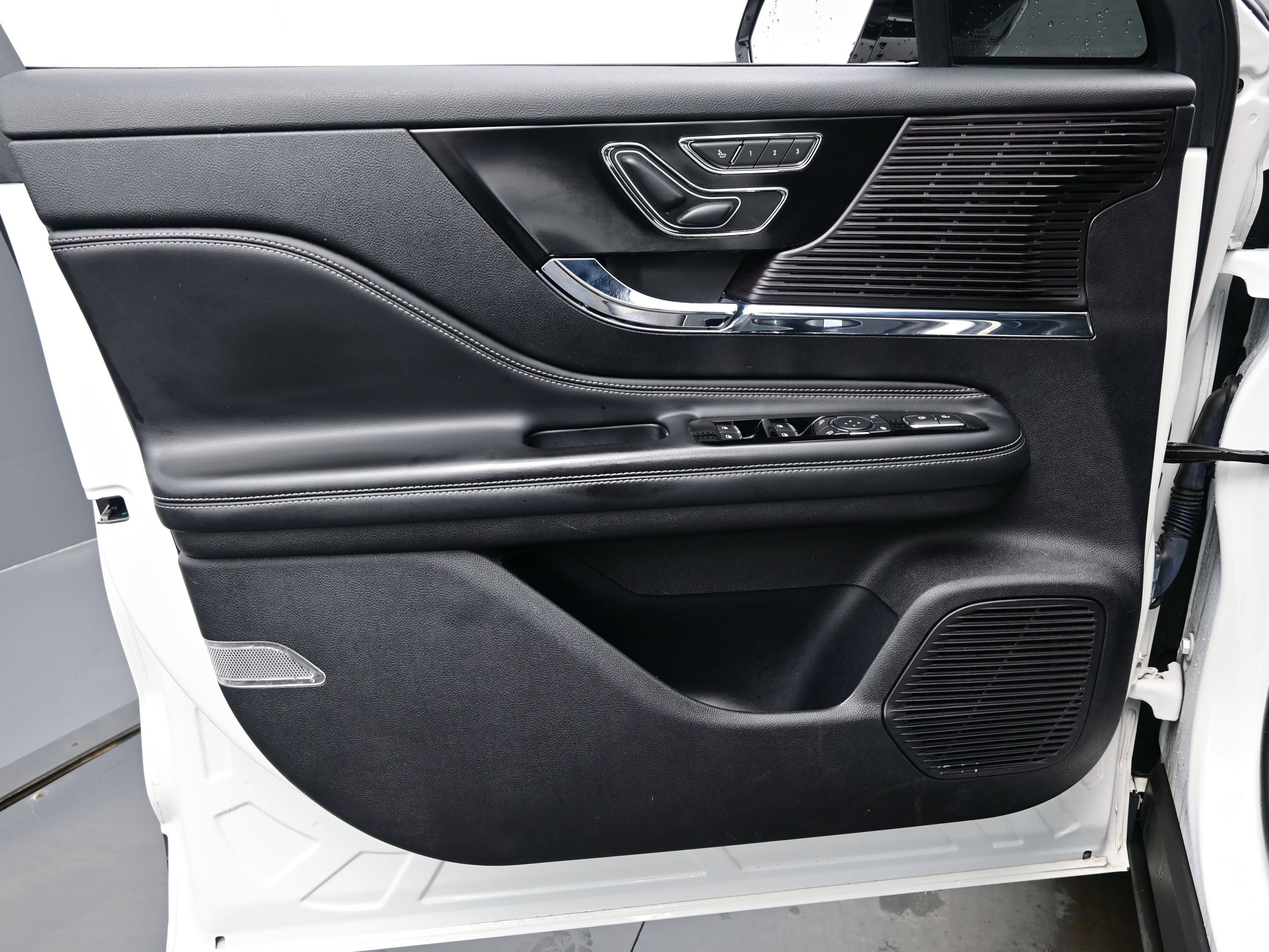 Used 2022 Lincoln Corsair AWD w/ Premium Package image 9