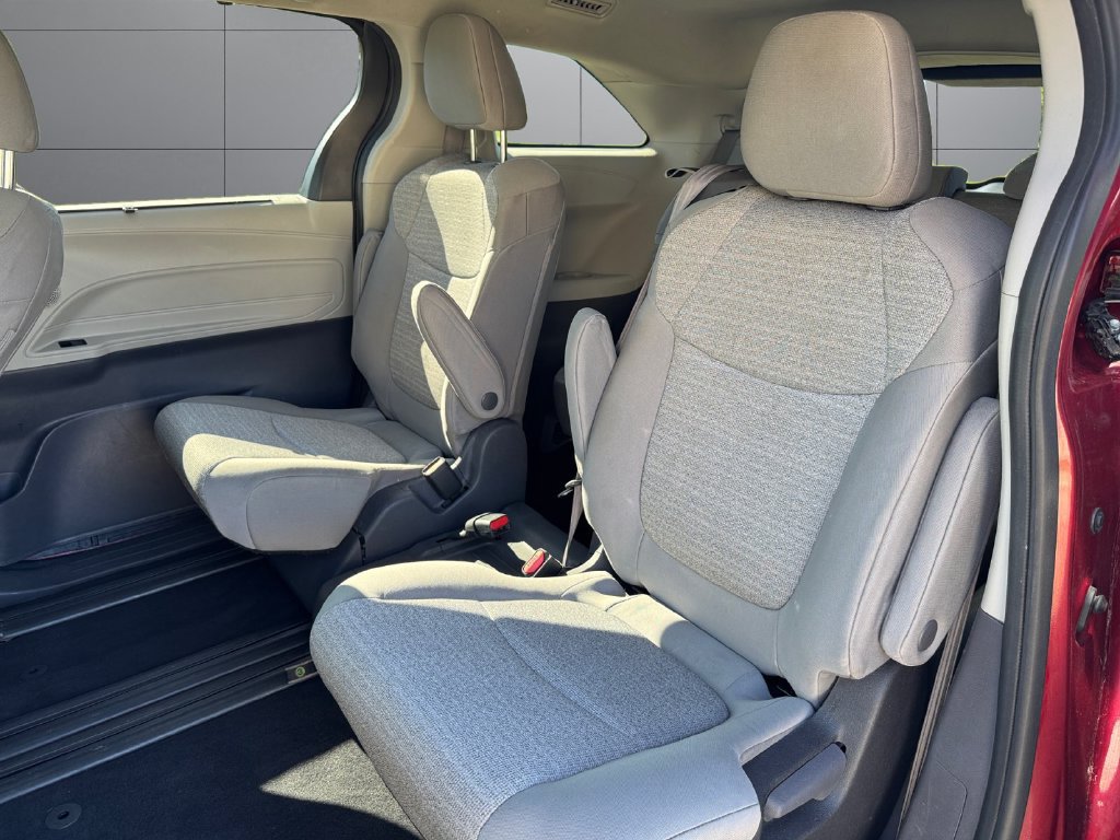 Used 2021 Toyota Sienna LE w/ LE Plus Package AWD/4WD image 18