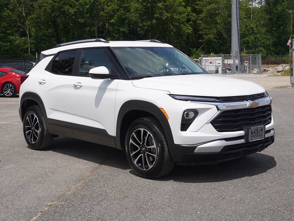 Used 2025 Chevrolet TrailBlazer LT w/ Convenience Package AWD/4WD image 2