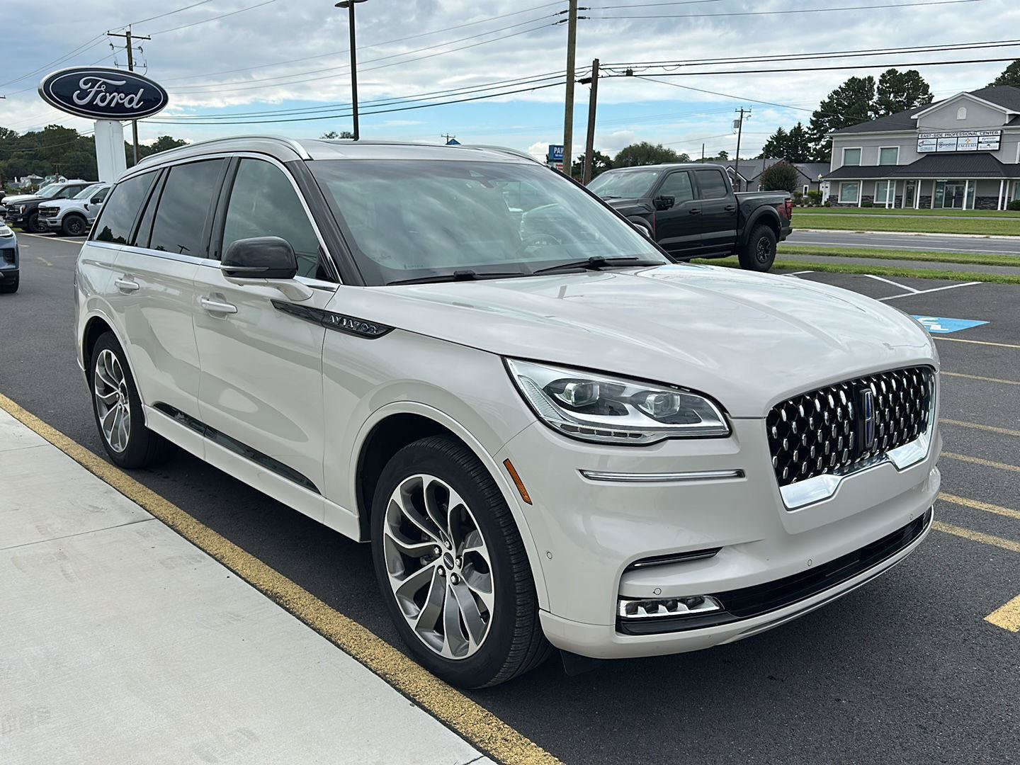 Used 2023 Lincoln Aviator Grand Touring w/ Equipment Group 301A AWD/4WD image 3