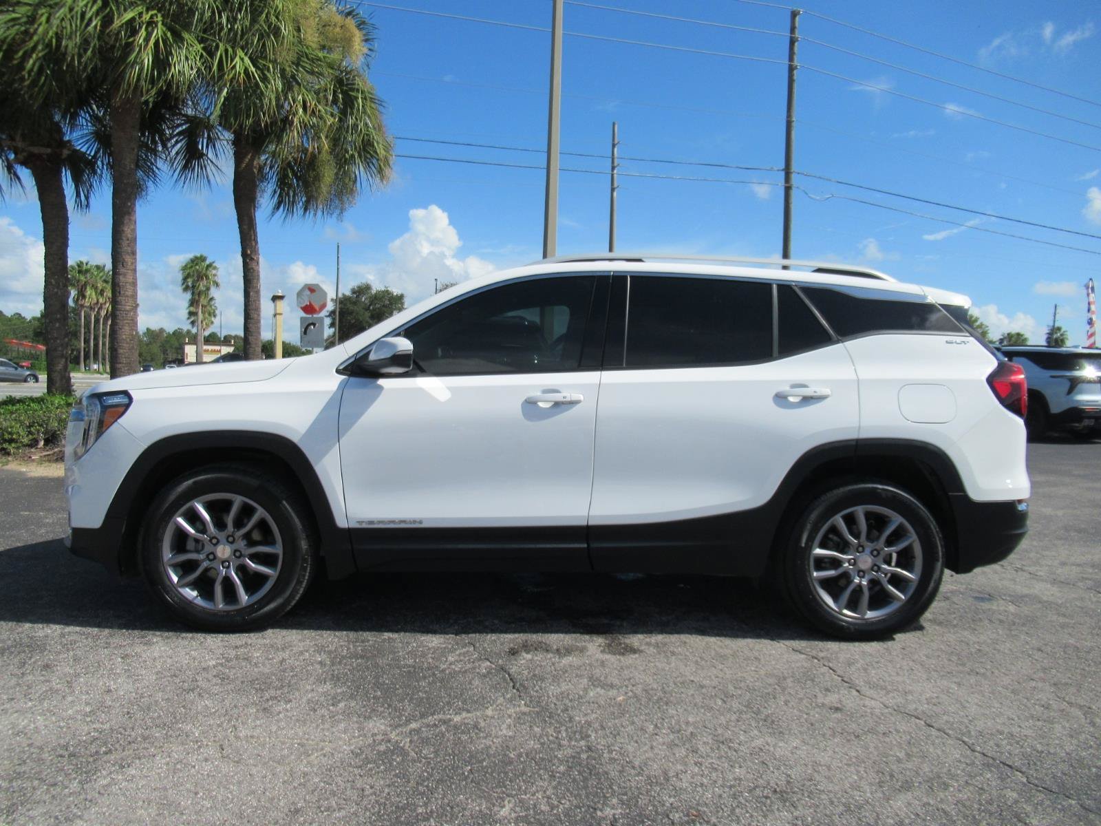 Used 2024 GMC Terrain SLT AWD/4WD image 2