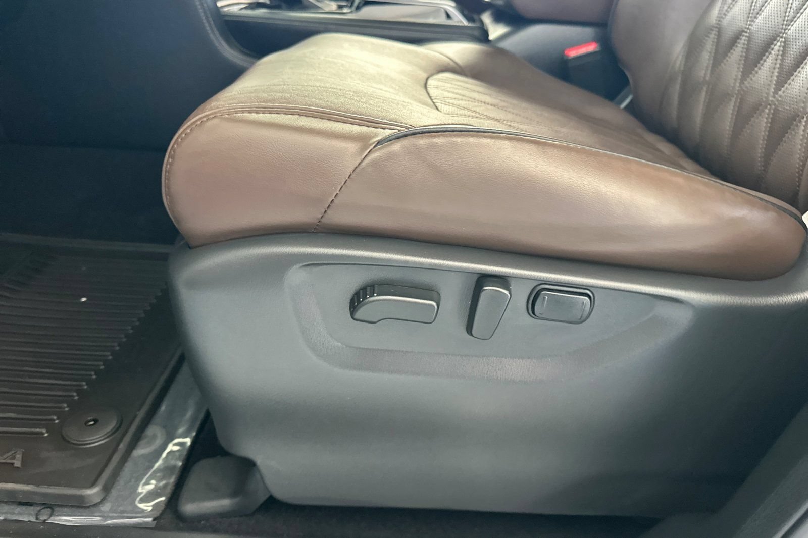 Used 2023 Nissan Armada Platinum w/ Captain's Chairs Package AWD/4WD image 13