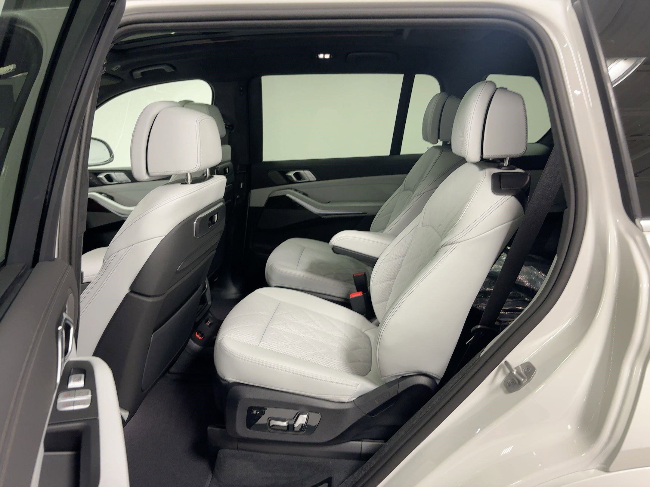 New 2026 BMW X7 xDrive40i w/ Premium Package image 13
