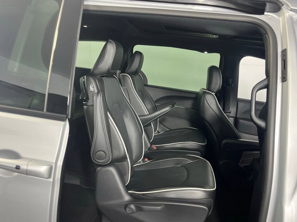 Used 2024 Chrysler Pacifica Premium image 26