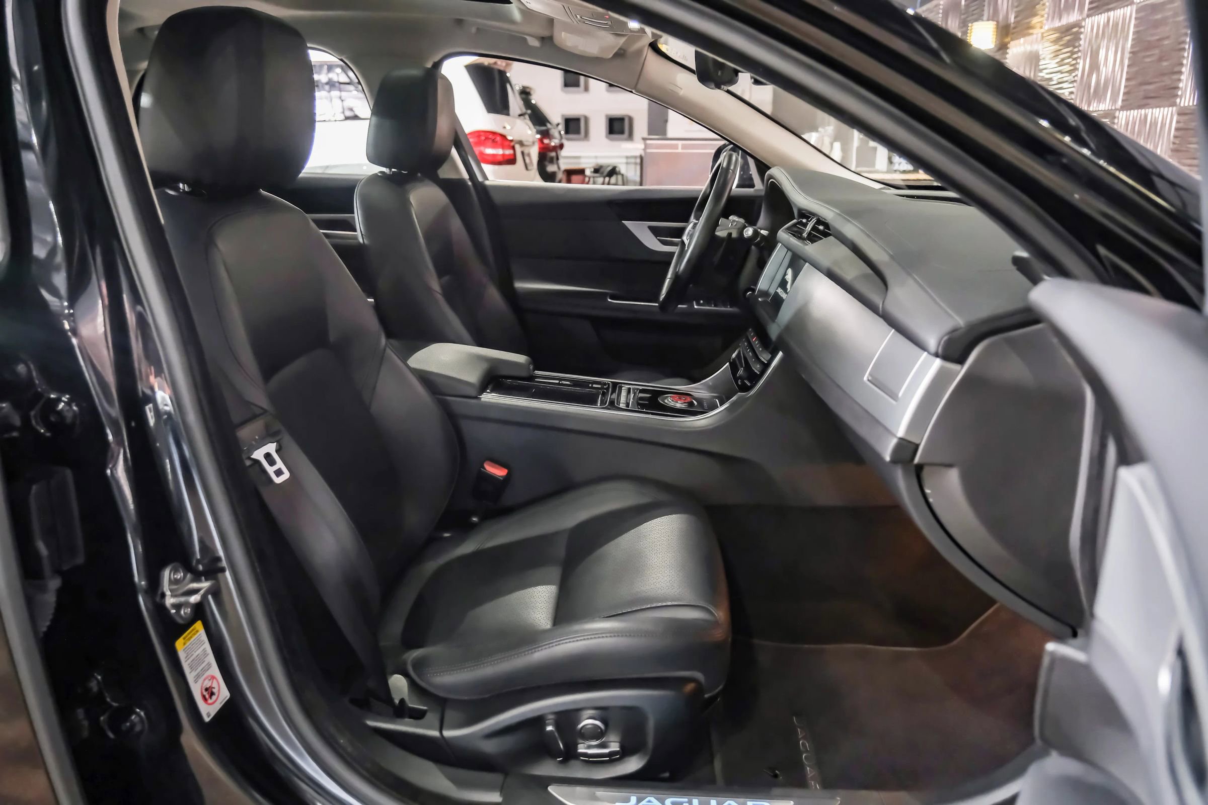 Used 2020 Jaguar XF Prestige image 31