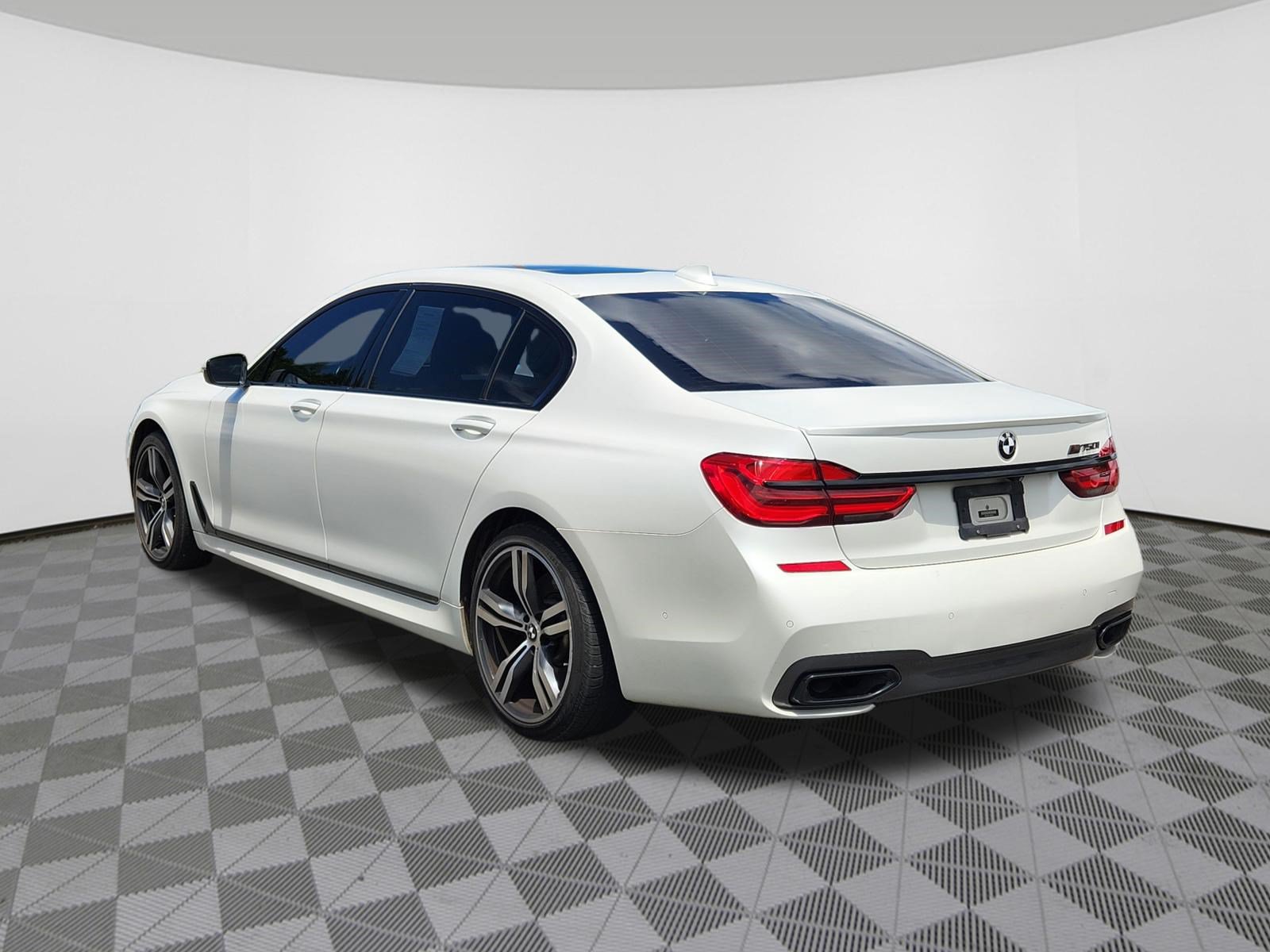 Used 2018 BMW 750i RWD image 3