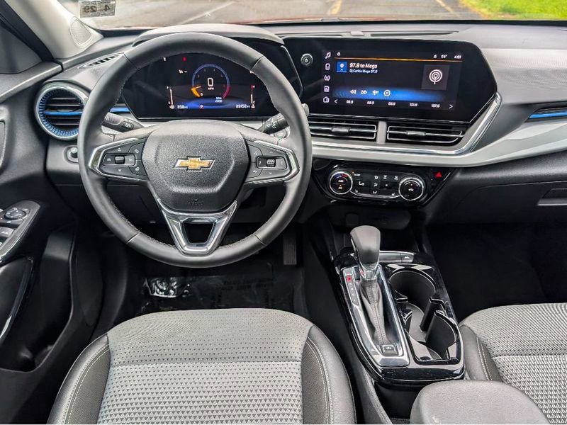 Used 2025 Chevrolet Trax LT w/ LT Convenience Package FWD image 7