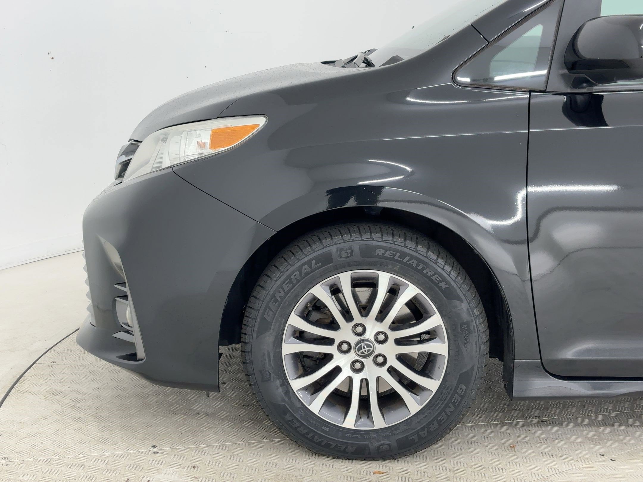 Used 2019 Toyota Sienna XLE image 10