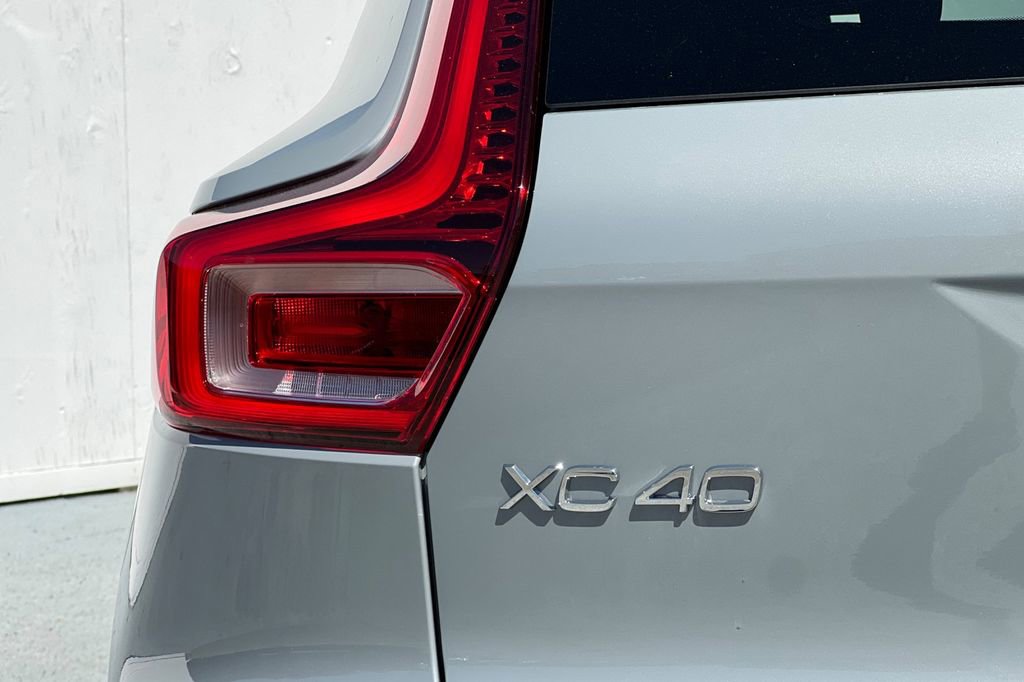 Used 2024 Volvo XC40 B5 Plus w/ Protection Package Premier image 27