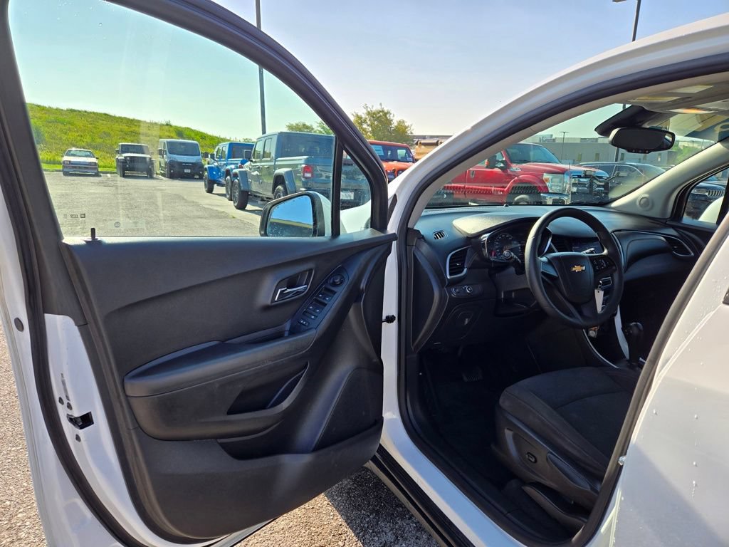 Used 2020 Chevrolet Trax LS AWD/4WD image 12