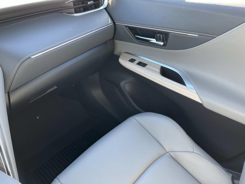 Used 2024 Toyota Venza XLE image 13