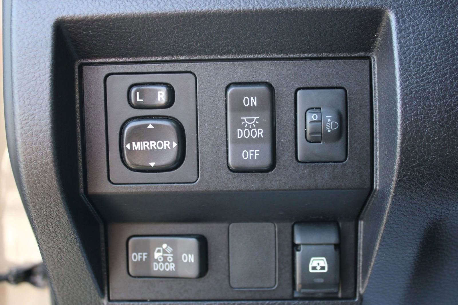 Used 2017 Toyota Tundra SR5 w/ SR5 Upgrade Package image 26