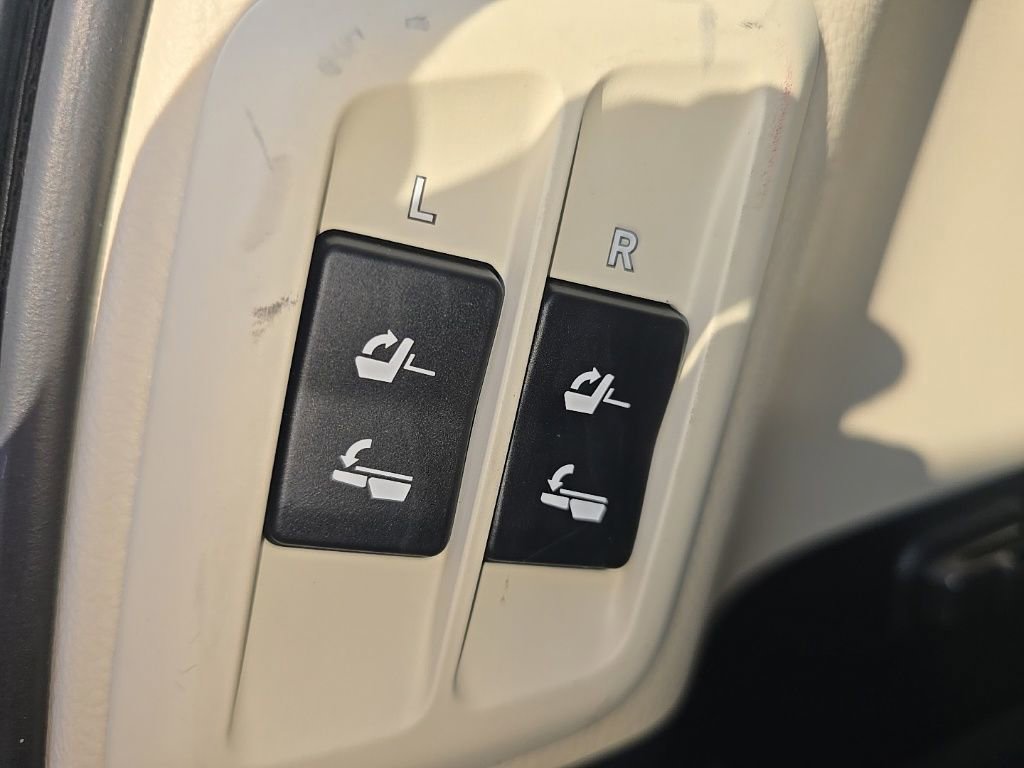 Used 2023 Lexus GX 460 Premium w/ Accessory Package image 30