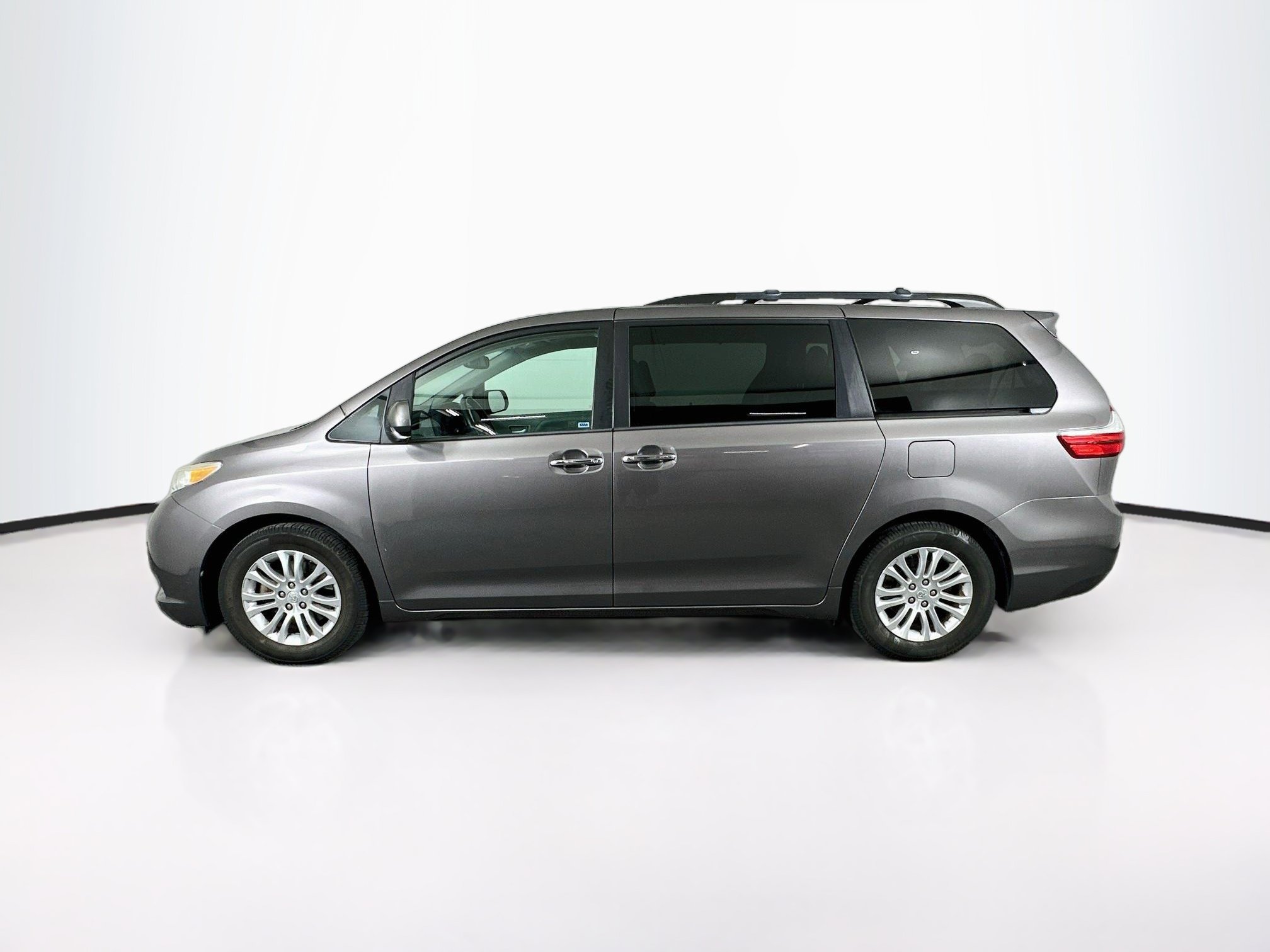 Used 2015 Toyota Sienna XLE w/ XLE Navigation Package FWD image 4