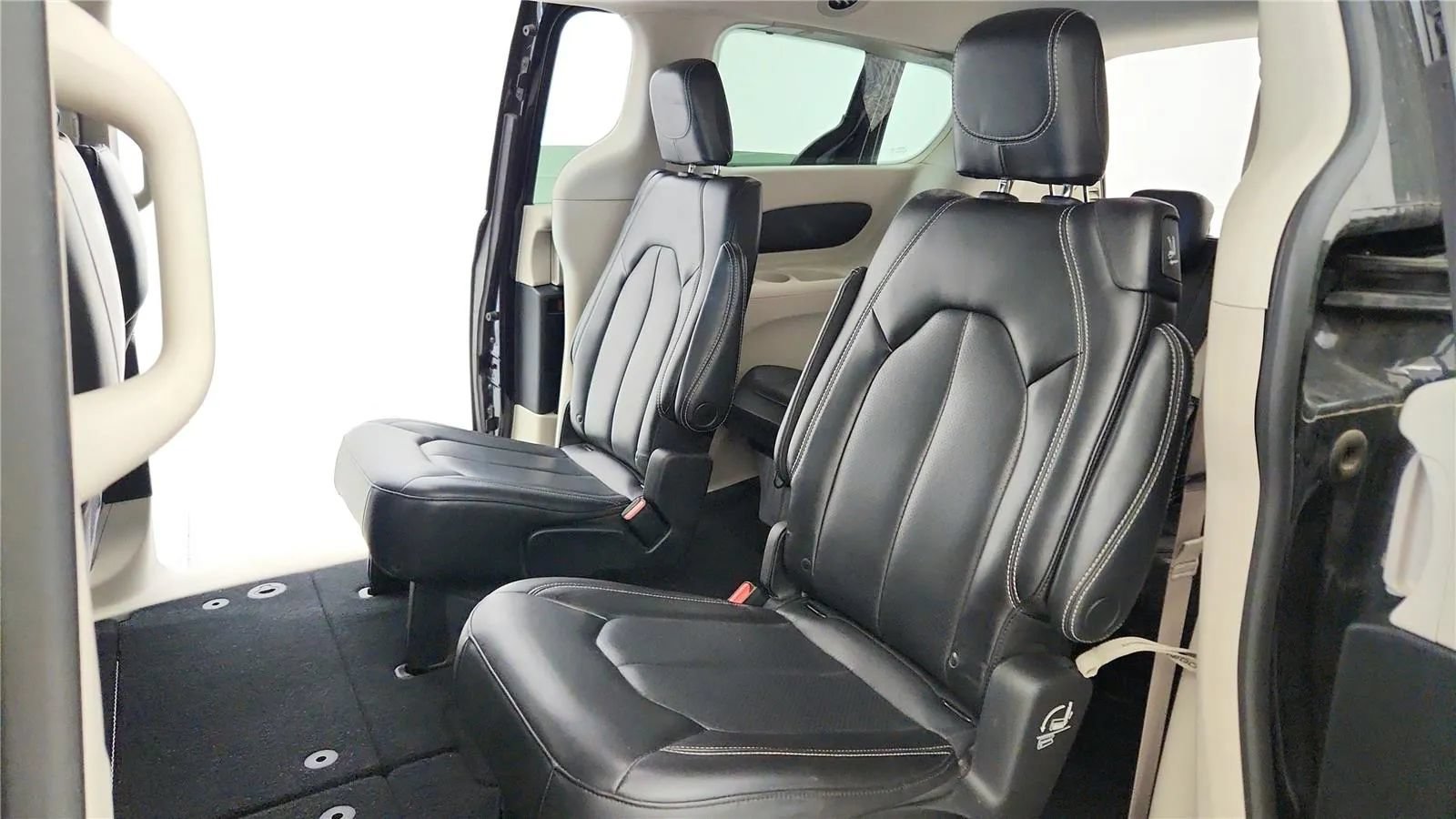 Used 2023 Chrysler Pacifica Touring-L FWD image 30